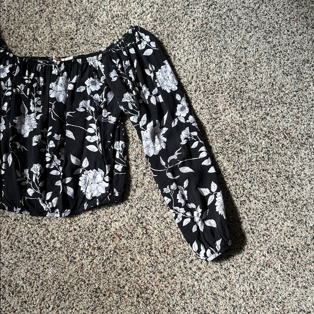 Small Top 🖤 - Picture 3 of 4